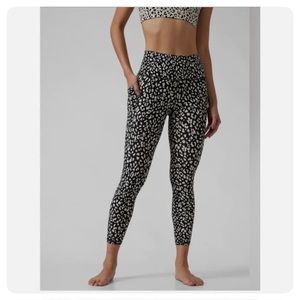 Athleta Salutation Stash Pocket Printed 7/8 Tight